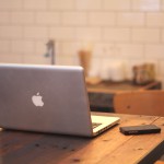 机の上のMacBook ProとiPhone