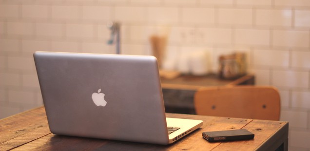 机の上のMacBook ProとiPhone