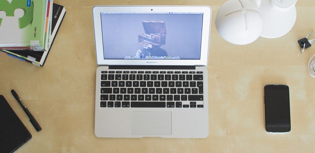 机の上のMacBook AirとiPhoneと本
