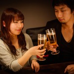 ビールで乾杯をする男女