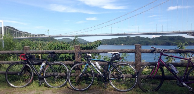 伯方・大島大橋をバックにした自転車の写真