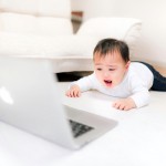 MacBook Proを見て泣く赤ちゃん