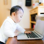 PCを操作する赤ちゃん